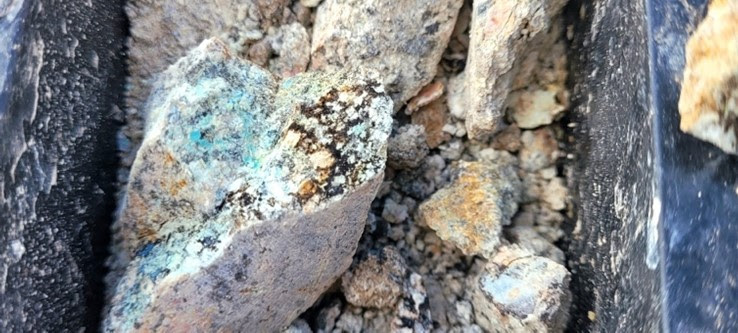 Copper oxide mineralization in weathered granite