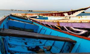 Restos de una embarcación utilizada por traficantes de migrantes.