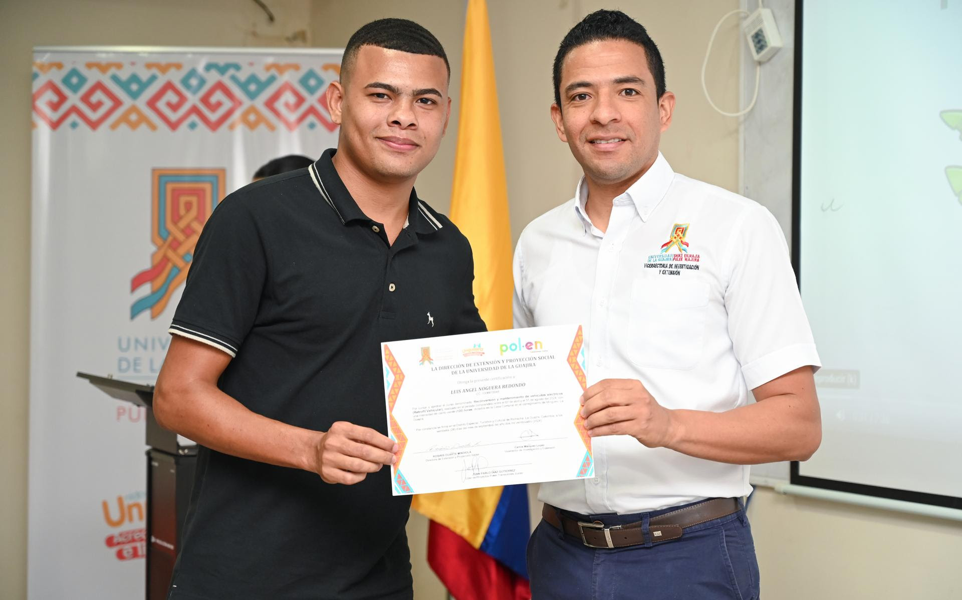 Luis Ángel Noguera Redondo, estudiante del programa de Ingeniería Mecánica, y Carlos Mario Márquez López, vicerrector de Investigación y Extensión de Uniguajira