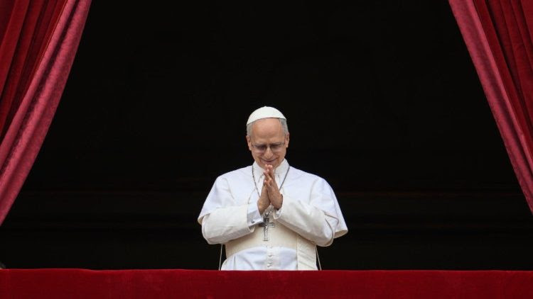 Papa Leone XIV durante la preghiera del Regina Caeli dalla Loggia centrale della Basilica vatican