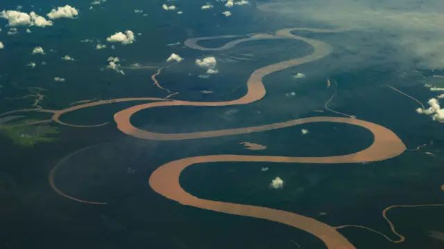 Vista aérea do rio Amazonas próximo a Manaus