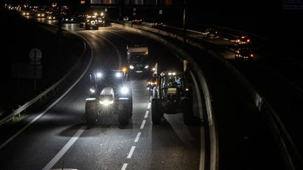 Colère des agriculteurs : une quinzaine de tracteurs bloquent la N118 en Ile-de-France