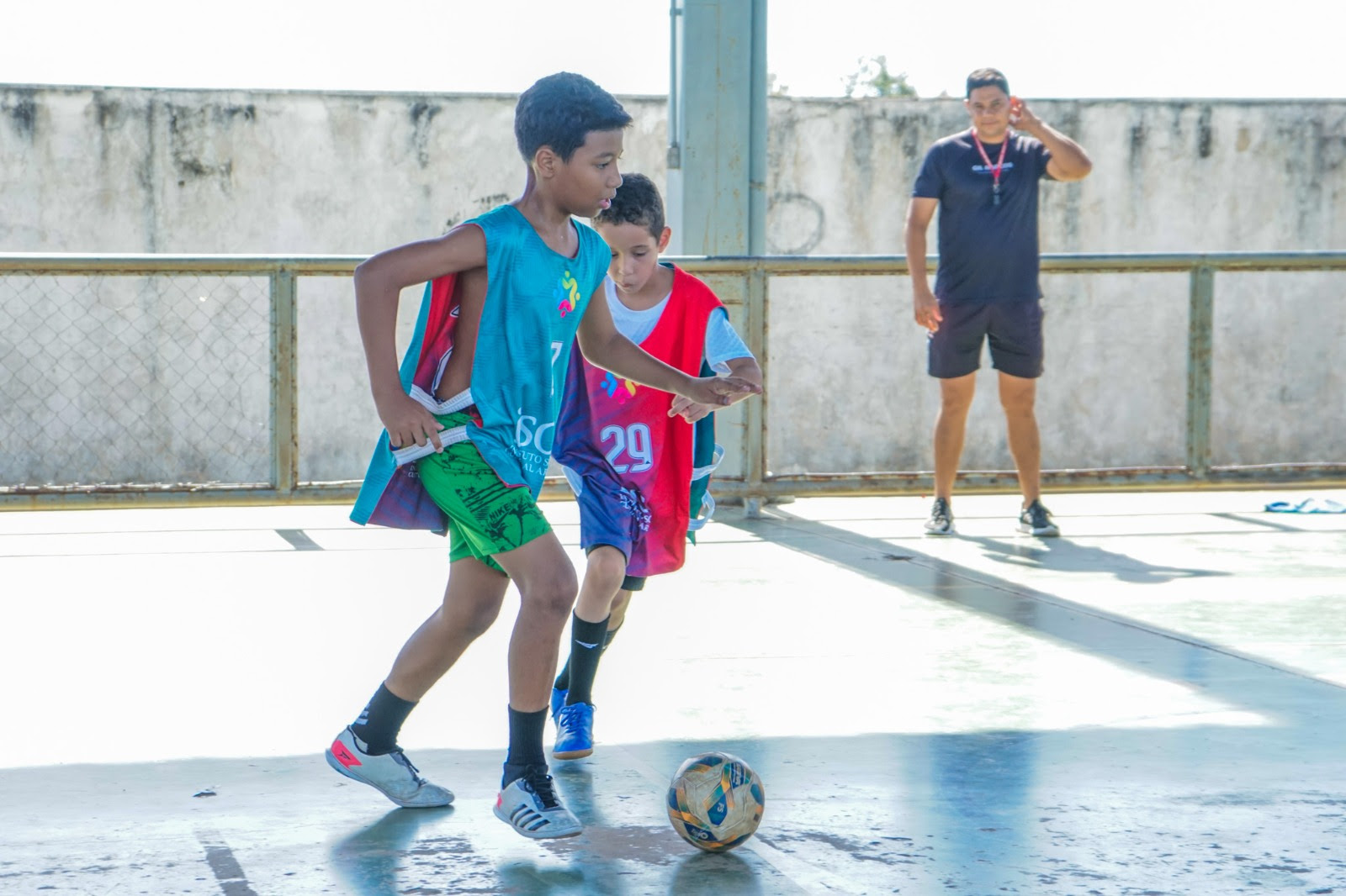 Os núcleos oferecem aulas de futebol, futsal, vôlei, e handebol, com frequência de até três vezes por semana nos períodos matutino e vespertino.