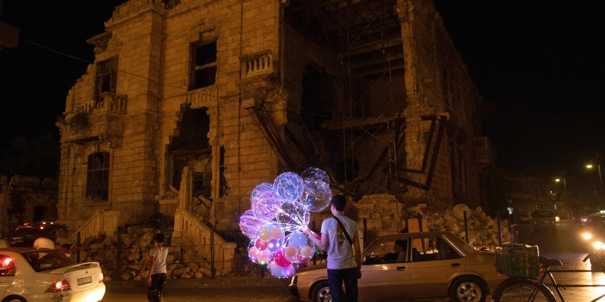 Un vendeur de ballons face à la citadelle d’Alep (Syrie), à l’été 2024.