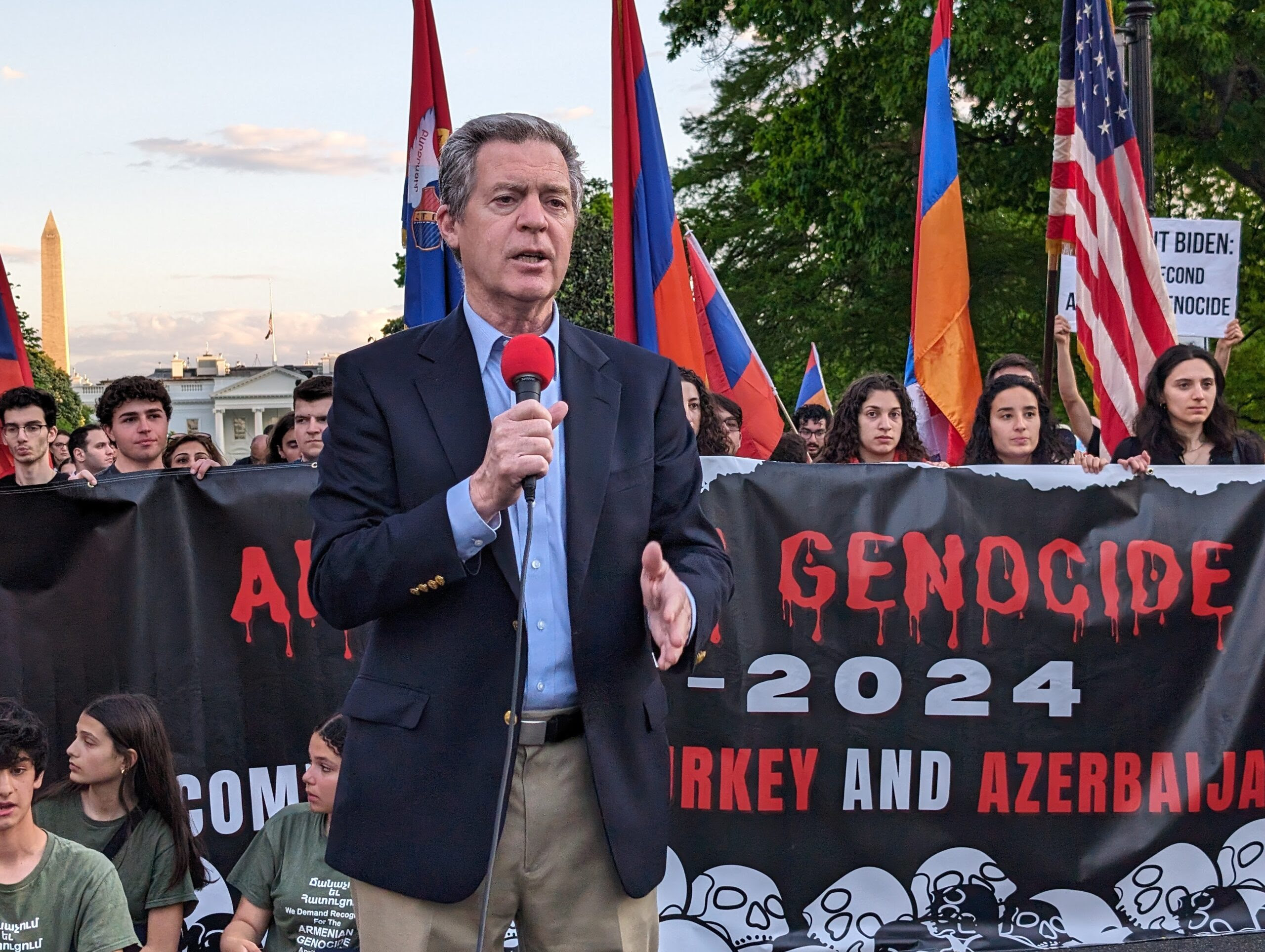 Amb. Sam Brownback appelle l'administration Biden à défendre l'Arménie lors du rassemblement de l'AYF pour la justice devant la Maison Blanche