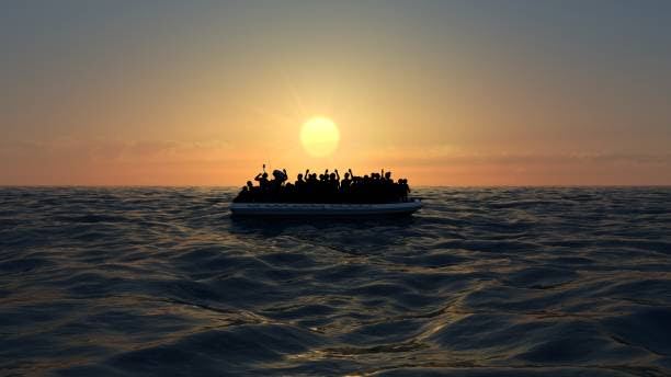 vluchtelingen op een grote rubberen boot in het midden van de zee die hulp nodig - vluchtelingen stockfoto's en -beelden