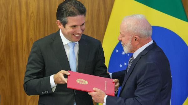    Lula entrega ao Congresso reforma do IR, mas taxa dos mais ricos tem resistência