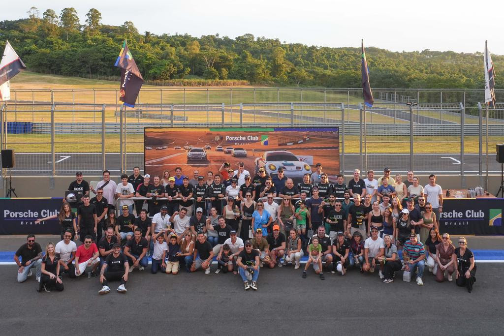 Participantes do 87º Porsche Club Driving School no autódromo Velocitta (YO! Studio)