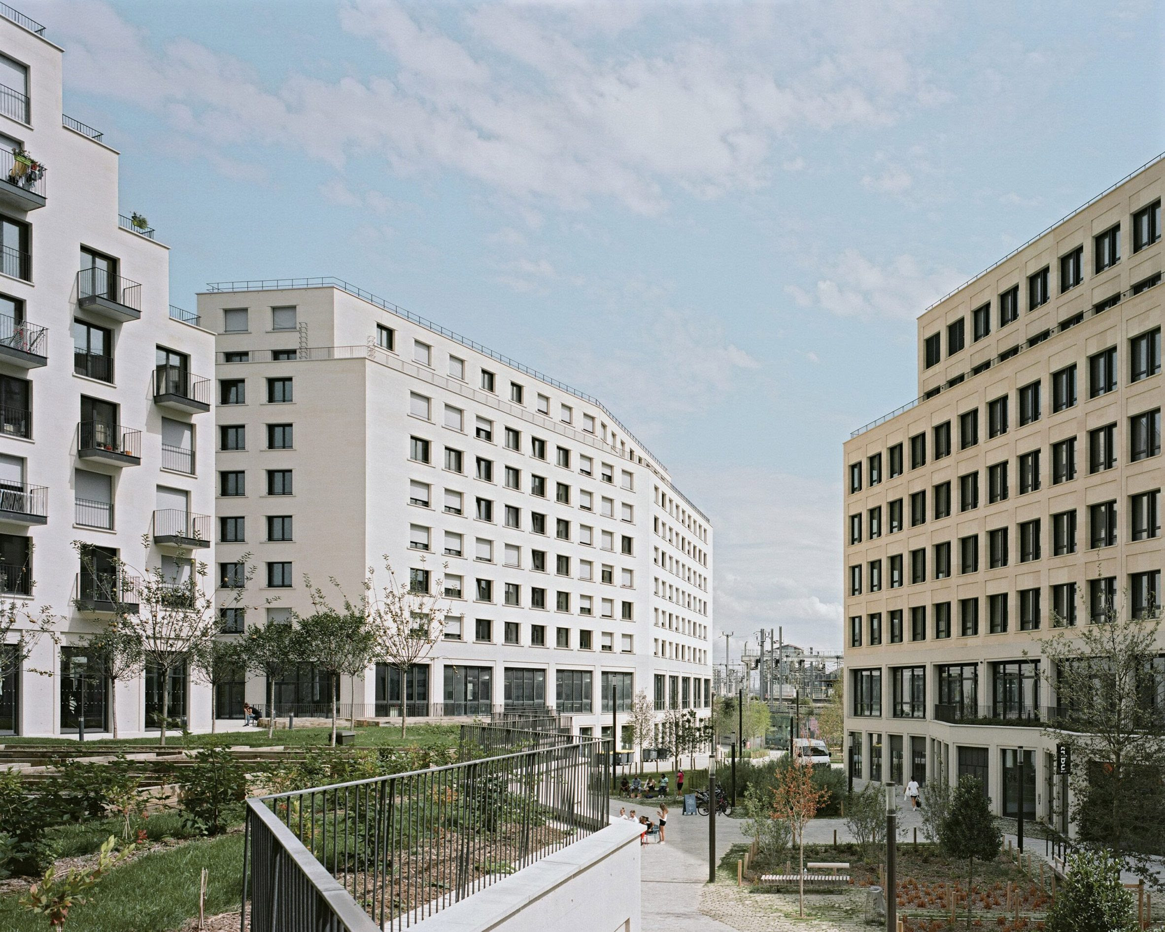 El conjunto Îlot Fertile está formado por cuatro bloques que albergan, entre otras, apartamentos, oficinas, albergue y residencia de estudiantes, restaurantes, polideportivo, etc.