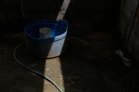 Vecinos del norte de Maracaibo tienen callos en las manos de tanto jalar agua con “chupacabras”