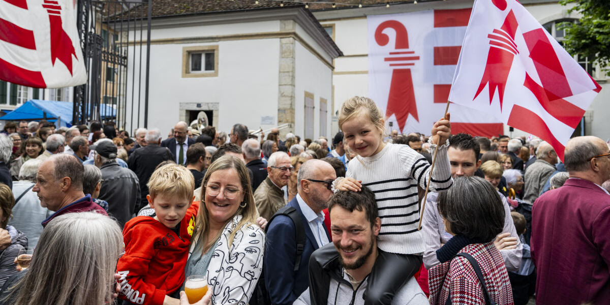 La population jurassienne en fete dans la cour du chateau lors du 50eme anniversaire du plebiscite de l'autodetermination de la Republique et Canton du Jura le dimanche 23 juin 2024 a Delemont. (KEYSTONE/Jean-Christophe Bott)