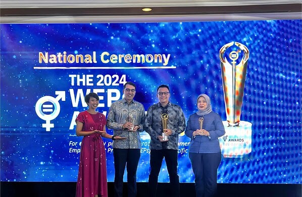 Andika Dwi Saputra (kedua dari kanan), Head of ESG & Sustainability Evermos, saat menerima penghargaan UN Women WEPs Awards 2024 di Jakarta, 29 Oktober 2024.