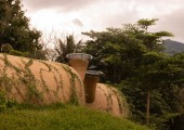 La ventilación se realiza por unos respiraderos con forma de cono hacia el exterior, como si fueren unas chimeneas.