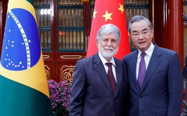 Em conversa por telefone, Celso Amorim e Wang Yi reafirmam plano de paz para a Ucrânia