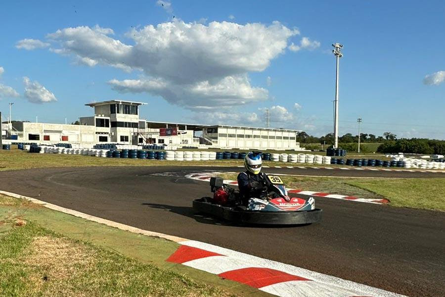 Bia testa kart no Speed Park (Divulgação)