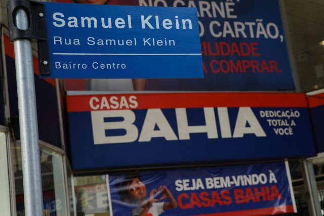 Fachada das Casas Bahia, com placa de seu fundador Samuel Klein. Em entrevista, Sâmia Bomfim (PSOL) reiterou que os casos envolvendo Samuel Klein motivaram a proposta