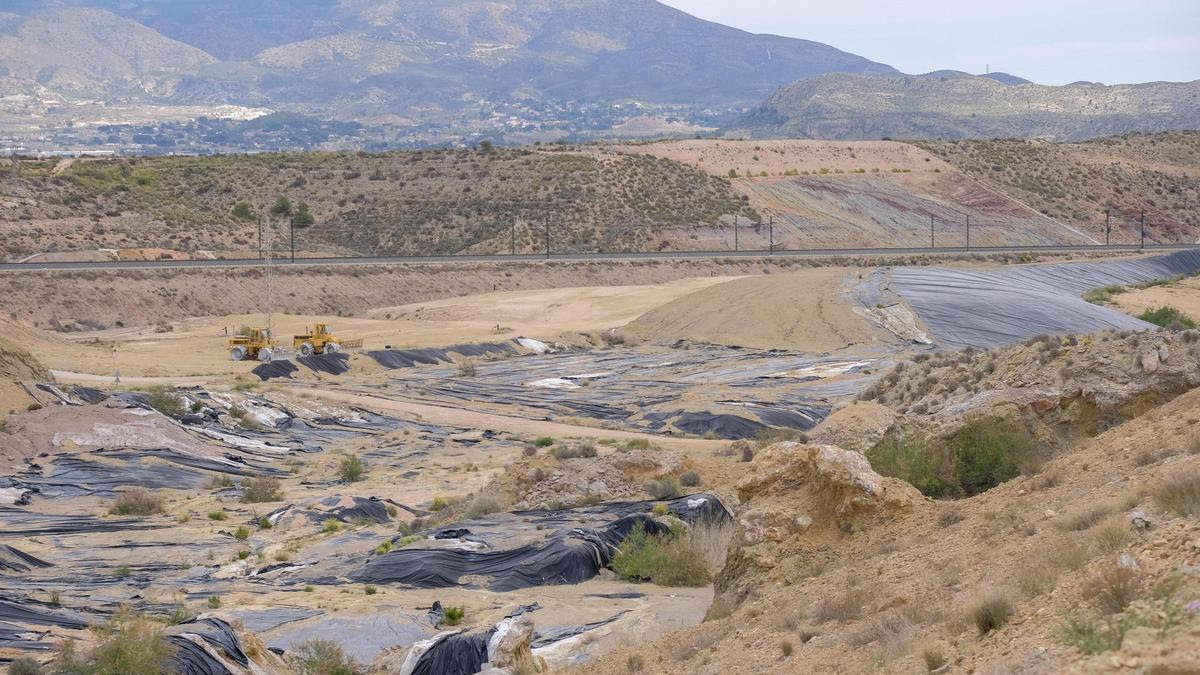 Ecologistes al·leguen contra el projecte de planta privada de tractament de residus i abocador a Elda