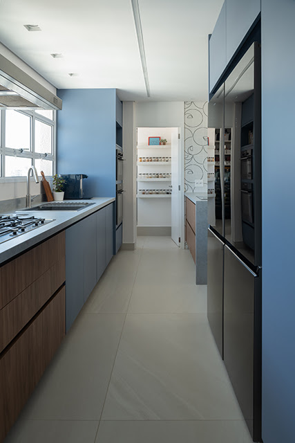 Nessa cozinha executada pela arquiteta Patricia Miranda, a soleira também foi feita com o revestimento instalado no piso Projeto Raízes Arquitetos | Foto: Caca Bratke 