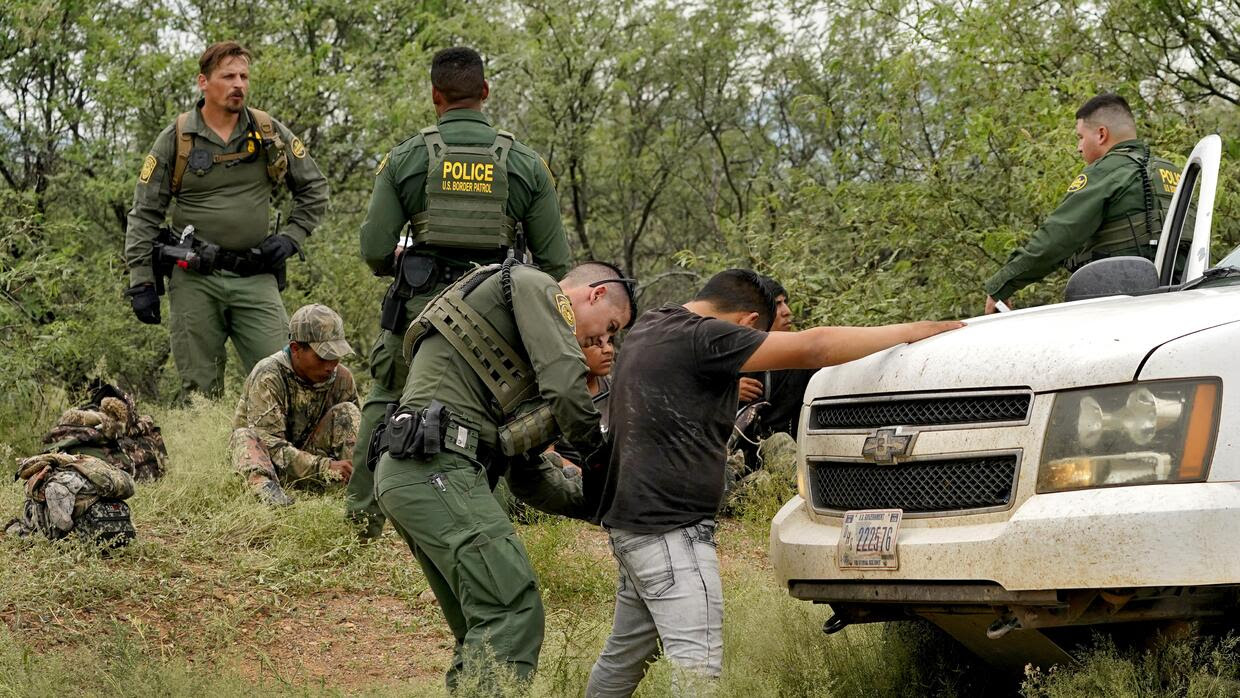 Arrestos en agosto vuelven a bajar y no hay indicios de que la frontera sur será reabierta