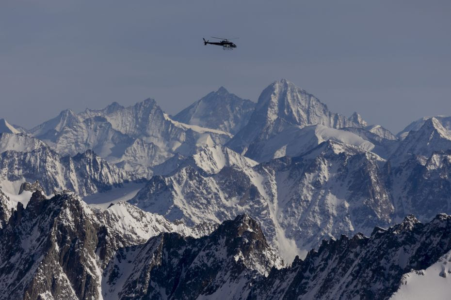 Un alpiniste dévisse sur 250 mètres et meurt dans la face nord de l'aiguille du Midi, dans le massif du Mont-Blanc