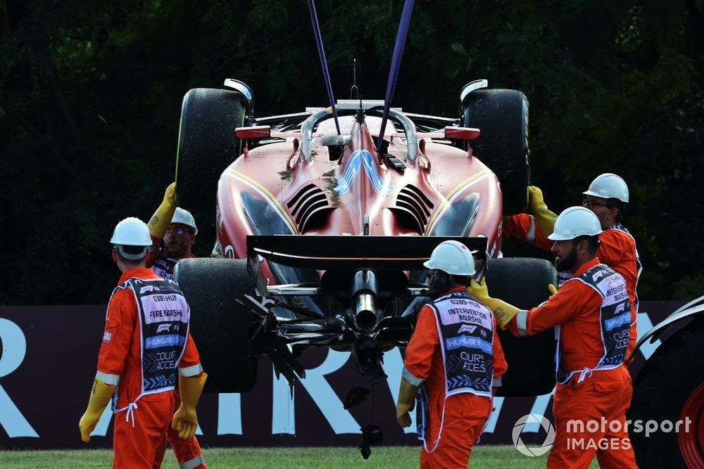 I commissari rimuovono la vettura danneggiata di Charles Leclerc, Ferrari SF-24 nelle libere di ieri