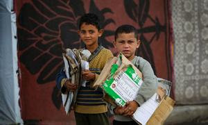 Niños de Gaza recogen cartón para encender fuego para cocinar.