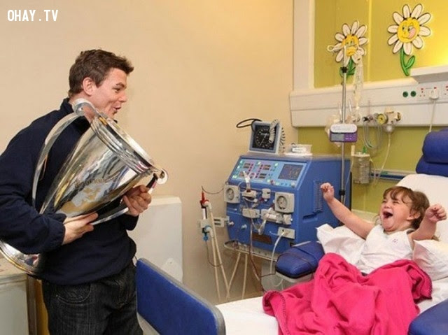 cầu thủ bóng bầu dục Ireland Brian O'Driscoll mang Cup châu Âu cho một cô bé bị ốm trong một chuyến thăm bất ngờ đến bệnh viện. cầu thủ bóng bầu dục Ireland Brian O'Driscoll mang Cup châu Âu cho một cô bé bị ốm trong một chuyến thăm bất ngờ đến bệnh viện.,ảnh ý nghĩa,hình ảnh cảm đông,những điều thú vị trong cuộc sống
