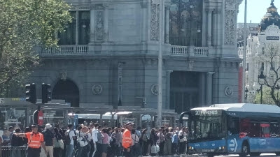 Apagón.- Aglomeraciones en marquesinas de autobuses de la EMT mientras los madrileños intentan volver a casa