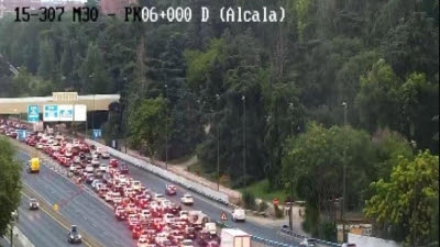  Dos heridos en un aparatoso accidente en la M-30 (Madrid) tras volcar un camión y chocar con un autobús