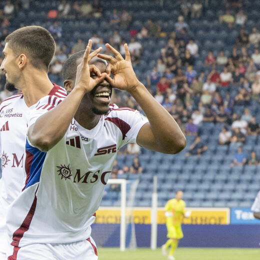 Dereck Kutesa, rechts, von Servette feiert sein Tor zum 0:1 beim Super League Meisterschaftsspiel zwischen dem FC Luzern und dem Servette FC vom Sonntag, 21. Juli 2024 in Luzern. (KEYSTONE/Urs Flueeler)