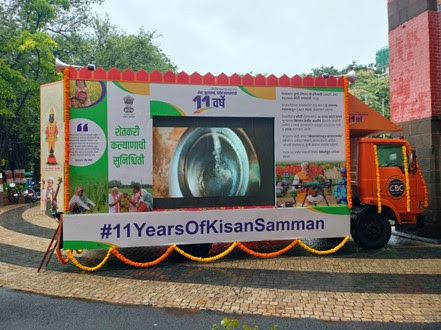Picture7U27B केंद्रीय संचार ब्यूरो के सूचना-चित्र रथ को केंद्रीय राज्य मंत्री मुरलीधर मोहोल ने हरी झंडी दिखाकर रवाना किया
