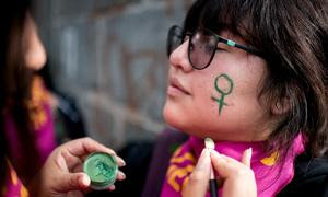 Una mujer participa en una marcha contra la violencia de género en Quito, Ecuador. 