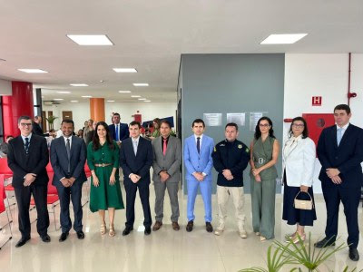 Registro fotográfico do evento sobre a criação da Rede de Desenvolvimento da Gestão Pública no Piauí, no TRT 22. A imagem de dez autoridades das instituições parceiras, composta por sete homens e três mulheres elegantemente vestidos.