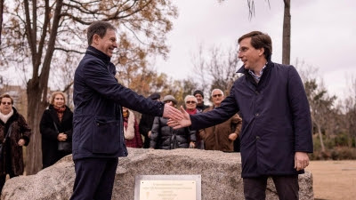 El Ayuntamiento de Madrid rinde homenaje a Radio España descubriendo una placa conmemorativa por sus 100 años de emisión