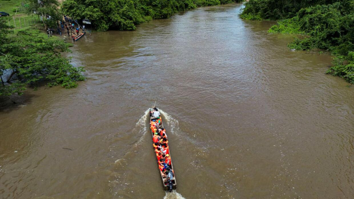 Migrantes quedan varados en una playa de Colombia por no poder pagar la lancha para entrar a la selva del Darién