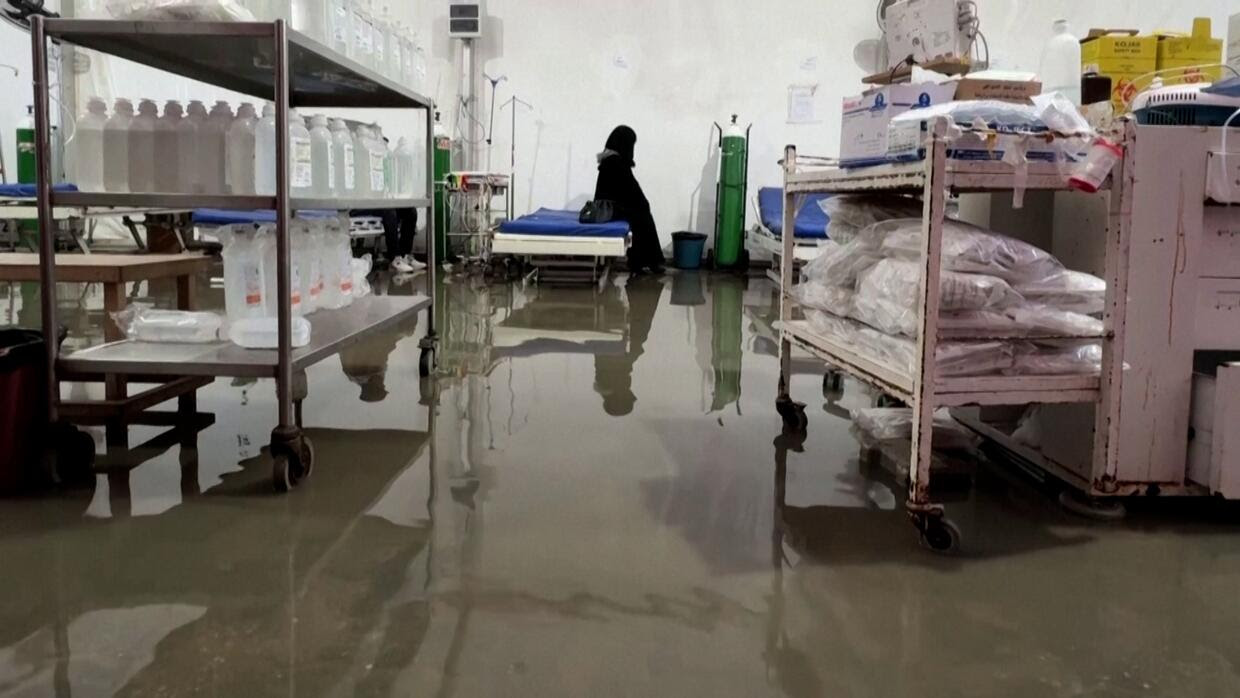 Inundaciones en refugios y hospitales en Gaza complican la vida a palestinos afectados por la guerra