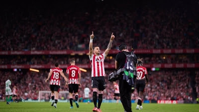 Fútbol/Primera.- (Crónica) El Athletic perdona al Betis y la Real crece en el Pizjuán