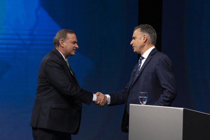 Álvaro Delgado y Yamandú Orsi, el 17 de noviembre, durante el debate.