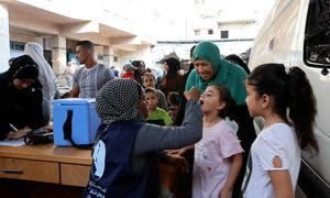 Ferial, una abuela, llevó a sus dos nietas al centro de salud de Deir El Balah para que las vacunaran contra la polio.