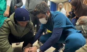 Un doctor atiende a un paciente en el centro de Gaza. (Archivo)