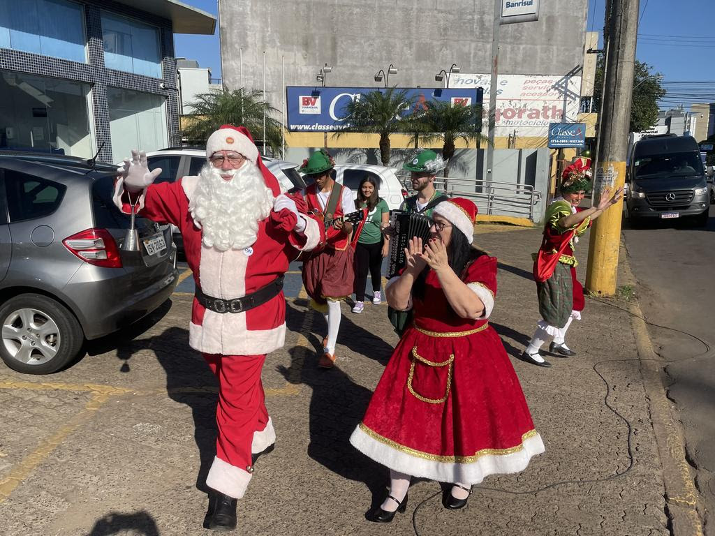 Grupo interage com as pessoas nas ruas e nas lojas