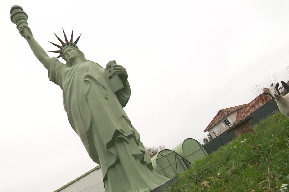 VIDÉO. 'C'était le rêve de ma vie' : elle installe une réplique géante de la Statue de la Liberté dans son jardin