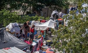 Familias haitinas desplazadas por la violencia se refugian en las calles de la capital del país, Puerto Príncipe.