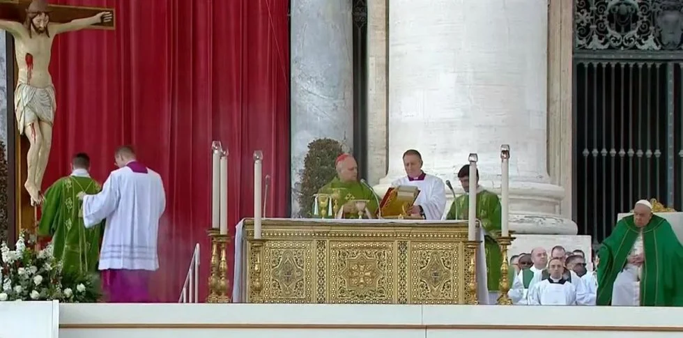 El Papa Francisco y el cardenal Prevost.