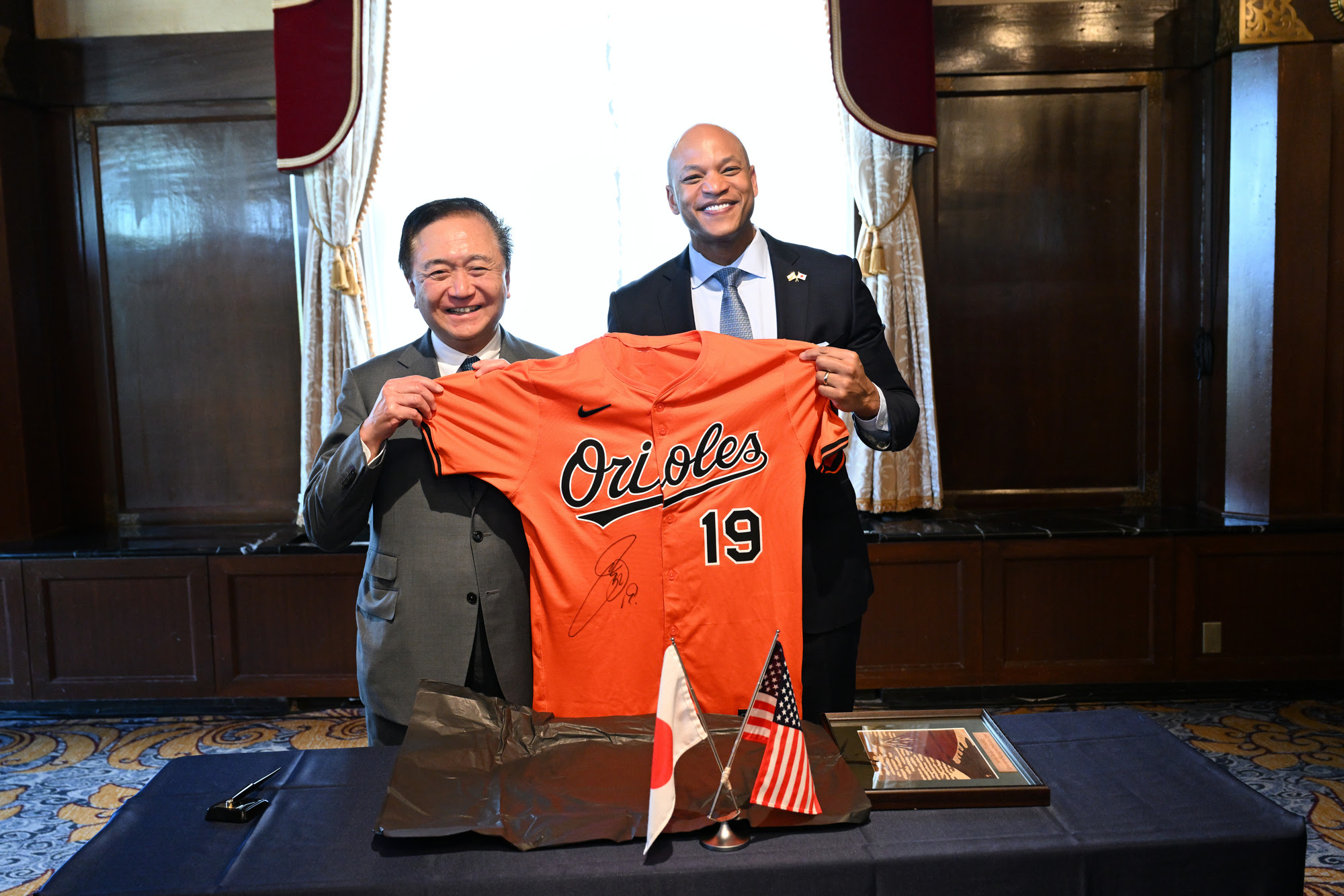 During the meeting, Governor Moore was pleased to present Governor Kuroiwa with a jersey signed by Tomoyuki Sugano