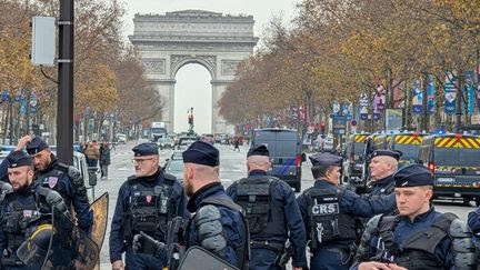 Nouvel An 2025 : 10 000 policiers et gendarmes mobilisés à Paris le soir du 31 décembre