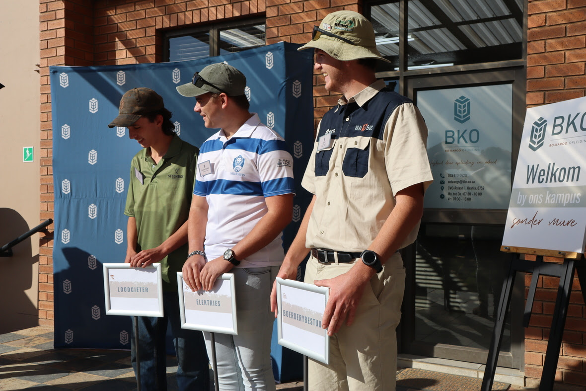 Studente wat tans by Bo-Karoo Opleiding studeer het hulself handig gemaak by die Opedag