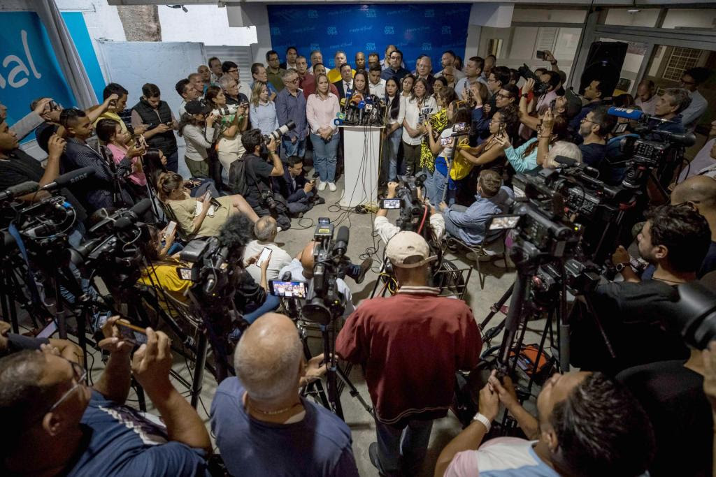 AME466. CARACAS (VENEZUELA), 20/03/2024.- La líder opositora María Corina Machado habla durante una rueda de prensa este miércoles en la sede del partido político Vente Venezuela (VV), en Caracas (Venezuela). La líder opositora María Corina Machado negó este miércoles las acusaciones hechas por el fiscal general de Venezuela, Tarek William Saab, quien responsabilizó a colaboradores de la antichavista por supuestos planes violentos de cara a las elecciones presidenciales del próximo 28 de julio. EFE/ Miguel Gutiérrez