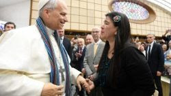 Il Papa indossa la chalina, una sciarpa artigianale peruviana donata dalla giornalista peruviana Paola Ugaz