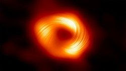 Una vista del buco nero supermassiccio della Via Lattea Sagittarius A* in luce polarizzata